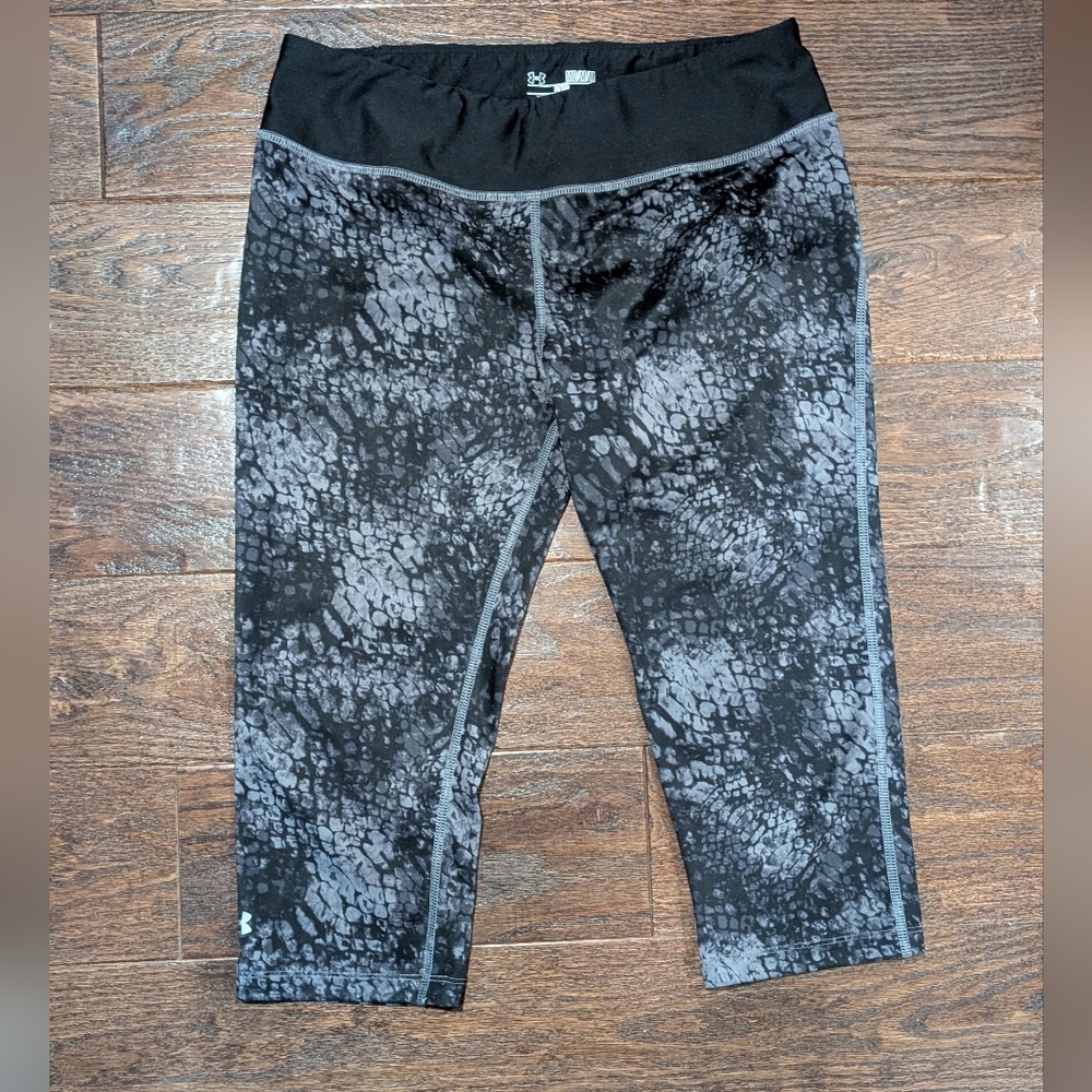 Under Armour Capri Leggings Gray and Black Marbled Snake Skin Print